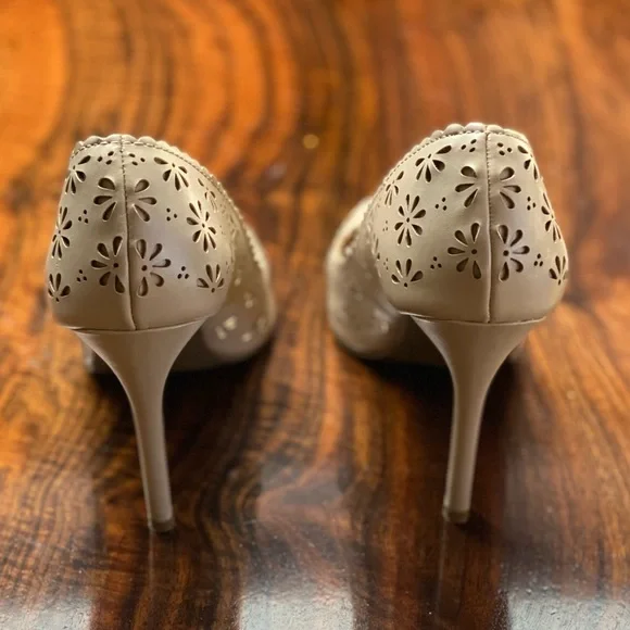 Gently Used Lauren Conrad pumps size 8 - Picture 5 of 10